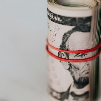 Cómo es la poderosa oración de los viernes para atraer riqueza y dinero