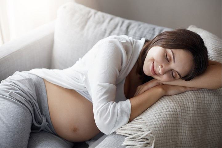 Las mamás con fuerte conexión prenatal interactúan de manera más sensible y receptiva con sus bebés. / Foto ilustración Shutterstock.