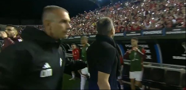 La ira de Coudet tras la victoria y clasificación de Inter en la Copa Sudamericana: "Le tendrían que haber dado una piña al hincha que me puteó"