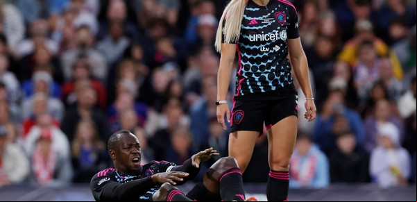 La inesperada lesión de Usain Bolt en un partido de fútbol: se rompió el tendón de Aquiles y tuvo que salir en camilla