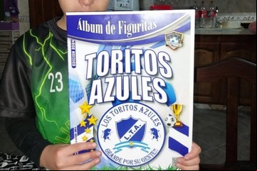 En este barrio no buscan las figuritas de Messi o Di María: quieren las de Los Toritos Azules 