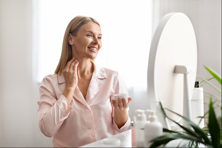 Recomiendan como rutina diaria básica, hacer una limpieza y colocar serums y cremas hidratantes. Foto Shutterstock.