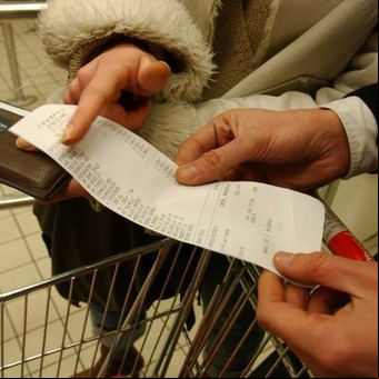 Precios en dólares y detalle de impuestos: vienen cambios en los súper y en marcas como Zara y Frávega