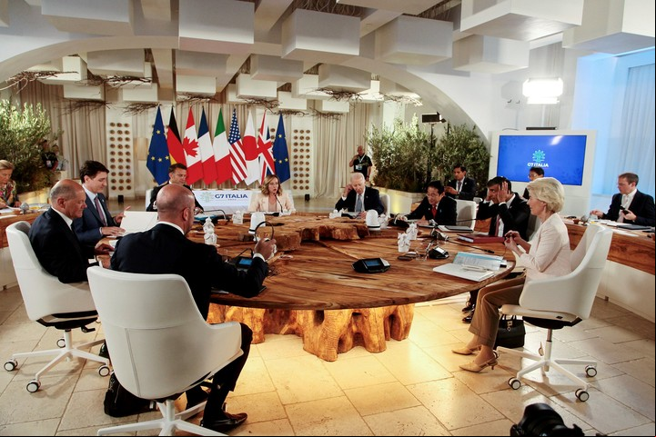Los líderes del G7 en una enorme mesa de madera redonda, en Borgo Egnazia. Foto: EFE