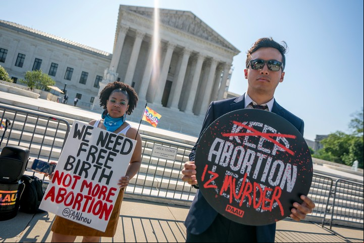 Activistas antiaborto protestan frente a la Corte Suprema. Foto: EFE