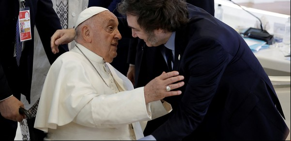 El Papa Francisco mantiene 10 reuniones bilaterales en el G7, pero con Javier Milei sólo tuvo un breve y frío saludo