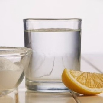 Para qué sirve el agua con limón y bicarbonato y cuál es el mejor horario para tomarla