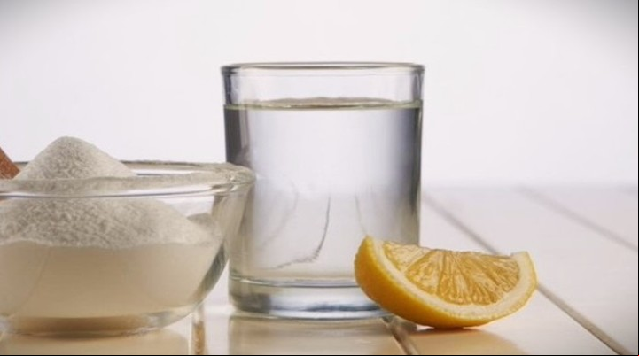 Agua con limón y bicarbonato.