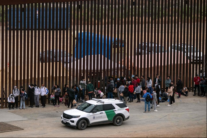 Una fila de inmigrantes espera para cruzar a Estados Unidos desde Tijuana, México. Foto: AFP