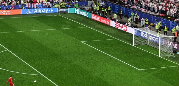 Turquía le ganó 3-1 a Georgia un partido "poco europeo": cancha inundada, previa violenta y un gol "a lo Pity Martínez"