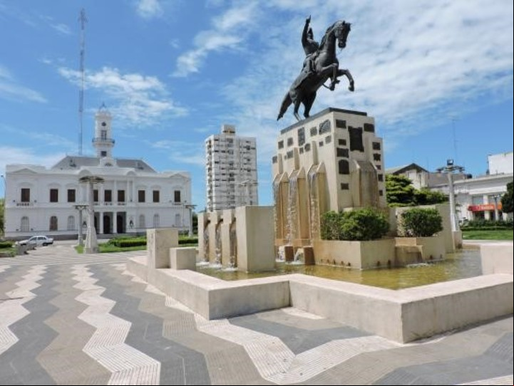 La céntrica plaza San Martín de Azul.