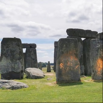 Rocían un polvo naranja sobre Stonehenge en una protesta contra el cambio climático