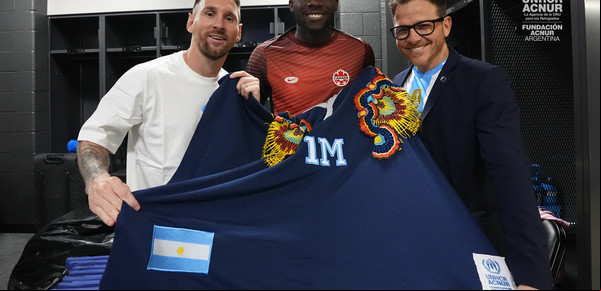 Lionel Messi y Alphonso Davies, por los refugiados