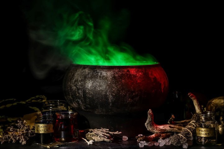Trucos y rituales de protección de ambientes de las brujas modernas para limpiar las cargas negativas de los ambientes. Foto: ilustración Shutterstock.