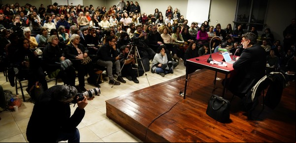 El ensayista y carismático docente Daniel Link se despide de la UBA con una apoteosis