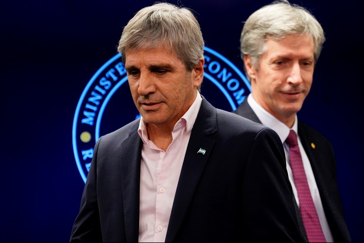 Luis Caputo y el presidente el Banco Central Santiago Bausili. Fotos Emmanuel Fernández