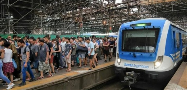 El Gobierno acelera la privatización de los trenes de pasajeros y divide el negocio de cargas