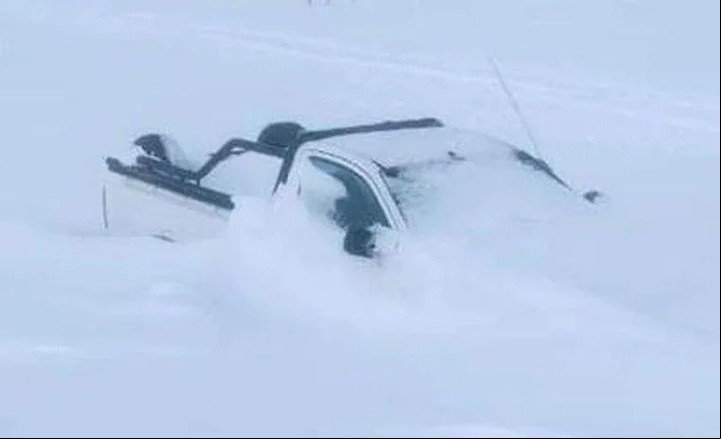 La camioneta de Luis Alberto Sea, sepultada en la nieve en Chubut.