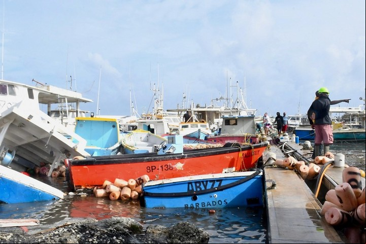 Barcos destruidos en Bridgetown. Foto: EFE