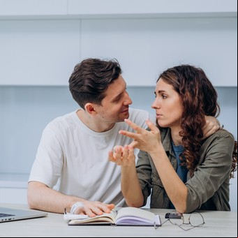 Por qué algunas personas no sienten felicidad a pesar de tener equilibrio económico, según la psicología