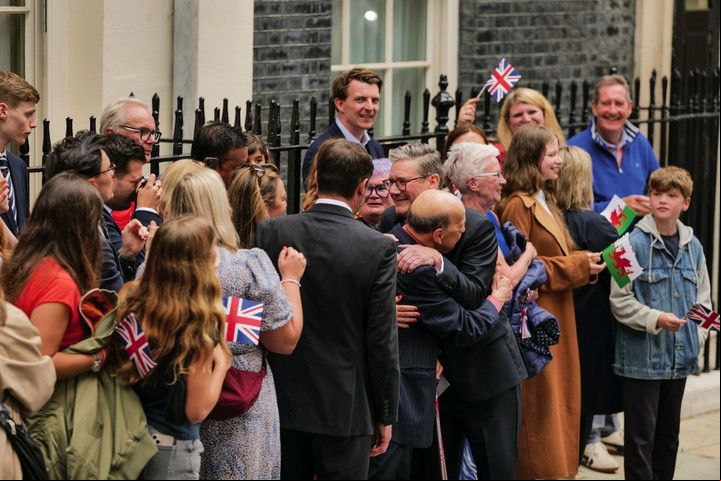 Con banderas británicas, seguidores reciben a Keir Starmer en Downing St. Foto: Bloomberg