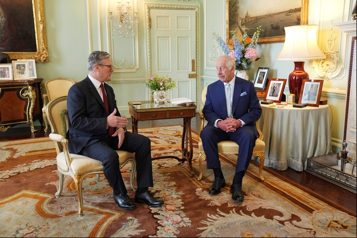 El rey Carlos III recibe a Keir Starmer en su primera audiencia. Foto: AP