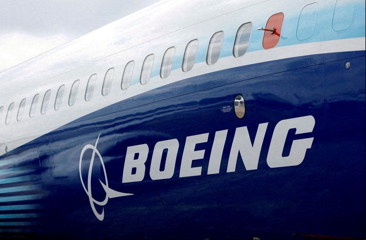 El logo de Boeing en el exterior de un 737 MAX. Foto: Reuter