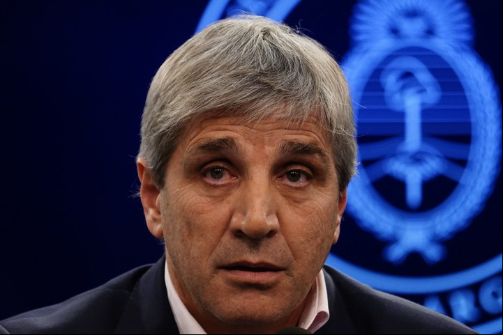 "Seguimos bajando impuestos", escribió el ministro Luis Caputo en X. Foto Emmanuel Fernández