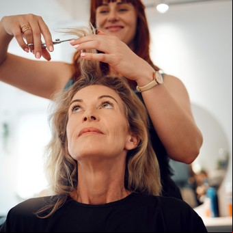Cuáles son los mejores días para cortar el cabello en octubre 2024, según las fases de la Luna