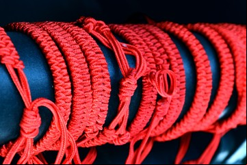 El significado de la cinta roja y otros amuletos contra las malas vibras