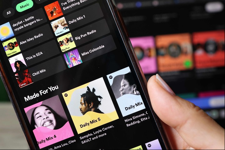 Spotify ayuda a que se acceda a mucha música a la vez sin comprar discos, pero también satura.