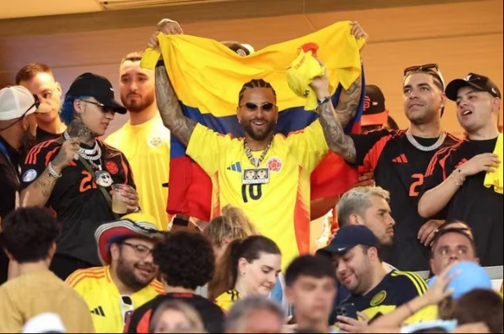 Maluma mostró una efusividad extrema durante el partido, hasta que se enojó y se insultó con hinchas argentinos. Foto X