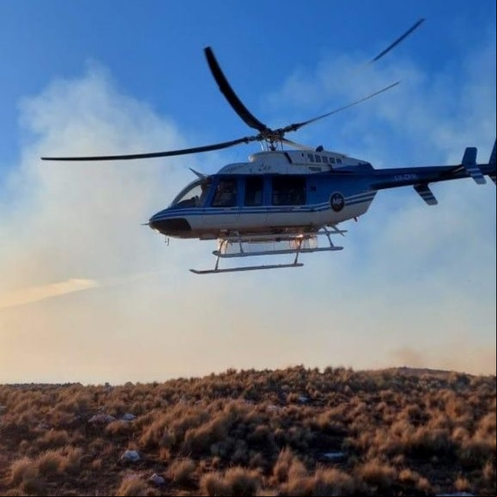 Por el aire. La única forma de intentar frenar el feroz incendio que se desató en la zona de Traslasierra, en Córdoba.