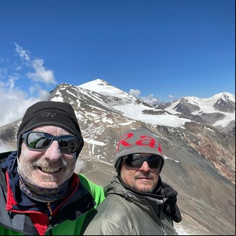 Un argentino en el Everest: récord y homenaje en el Día del Amigo