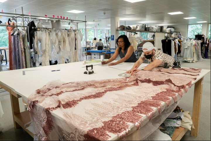En equipo. El departamento de vestuario liderado por John Glaser y Dougie Hawkes diseñó los looks de la última temporada. Foto: Gentileza Netflix.