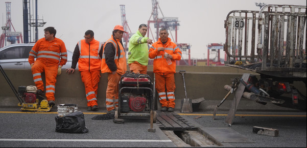 Peligro en al autopista a La Plata: al menos diez autos reventaron sus gomas y denuncian falta de mantenimiento 