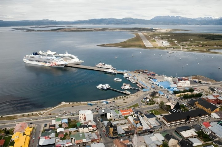 Puerto de Ushuaia. Fuente: https://tolkeyenpatagonia.com/wp-content/s/2015/06/Sobre-vuelo-ciudad-de-Ushuaia.jpg