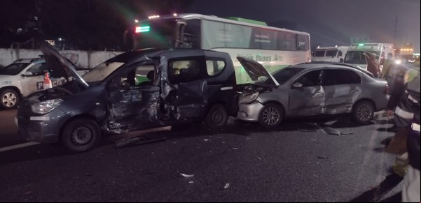 Impresionante choque en cadena, con al menos 11 autos involucrados, en la Autopista Buenos Aires-La Plata