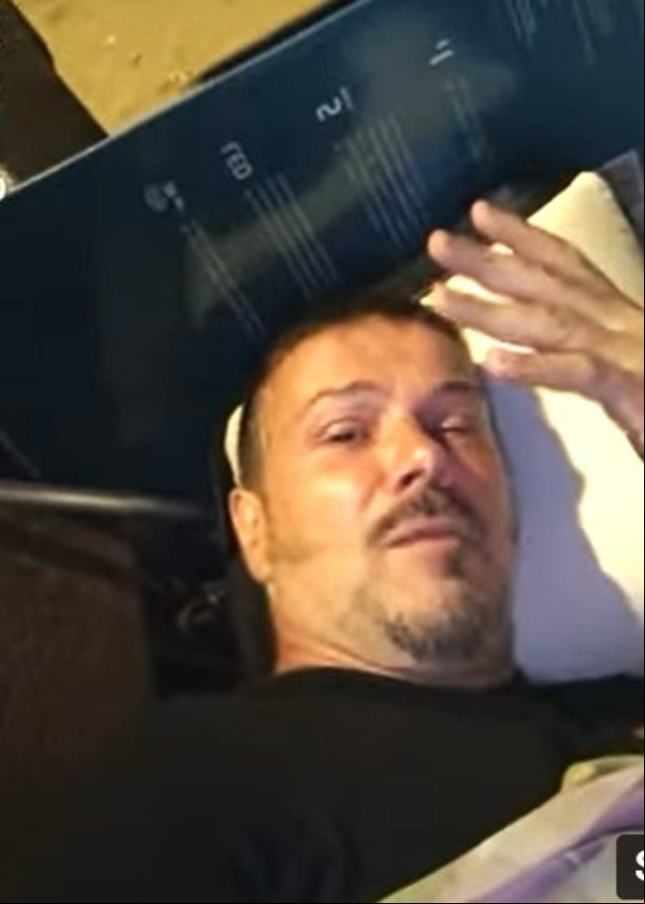 Luis Font, fundador de Locomía, grabó un video durmiendo en la calle después de una operación de meniscos. Foto: @luisfontlocomía
