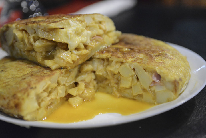 La tortilla de papas es un plato vegetariano ideal para quienes no comen pescado en Semana Santa. Foto: Archivo Clarín.