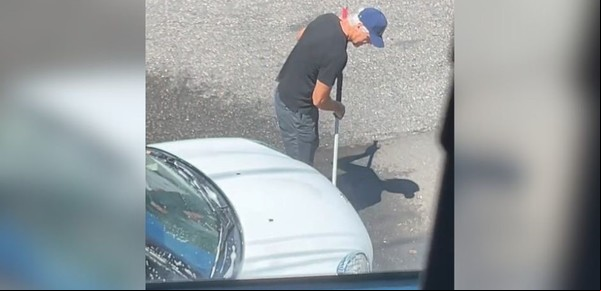 Un joven descubrió por qué un desconocido había limpiado su auto sin permiso: "Está lavando mi coche"