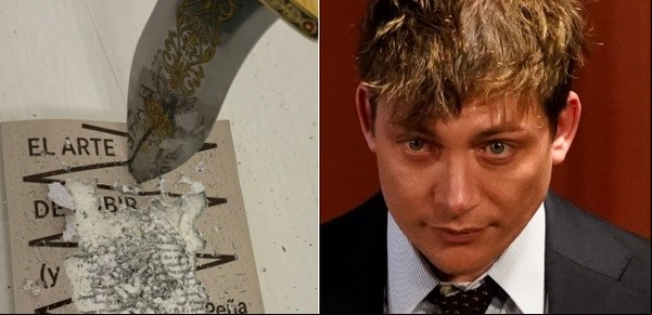 El libro de Marcos Peña apuñalado con un cuchillo romano que tiene Santiago Caputo en su escritorio