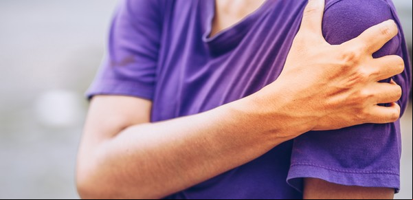 Por qué se puede adormecer el brazo izquierdo y cuándo preocuparse
