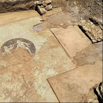 Encuentran un misterioso mosaico con dos 'sátiros bailarines' en una antigua ciudad