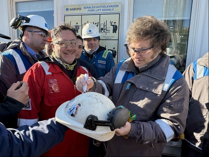 El Presidente firmó el casco de uno de los empleados.
