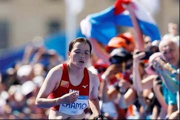 Kinzang Lhamo, la "Moussambani" de París 2024: corrió por primera vez un maratón y, como pudo, llegó una hora y media por detrás de Sifan Hassan