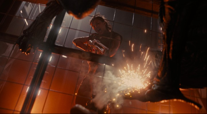 Muere monstruo, muere. La película tiene abundante violencia.