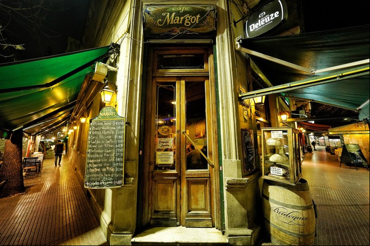 El local del Café Margot en la esquina de la avenida Boedo y el pasaje San Ignacio.