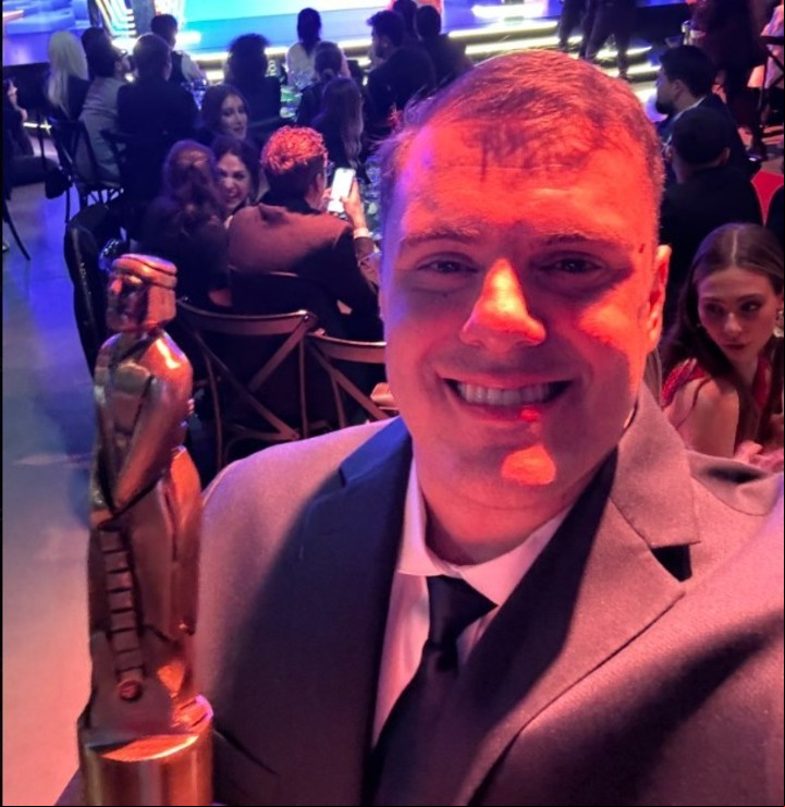 El Gordo Dan junto a la estatuilla que ganó como "Más influente en X".