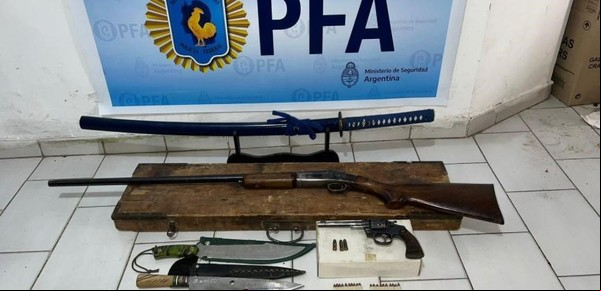 Desarmaron un grupo acusado por terrorismo en Mendoza: les secuestraron armas de fuego, cuchillos, katanas y mensajes anti judíos y anti cristianos